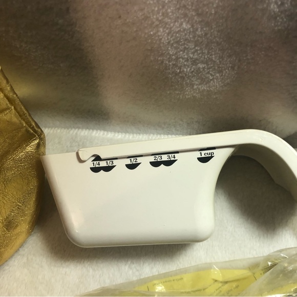 The Pampered Chef bundle reusable wine bag bottle cleaning brushes measuring cup - Picture 2 of 10